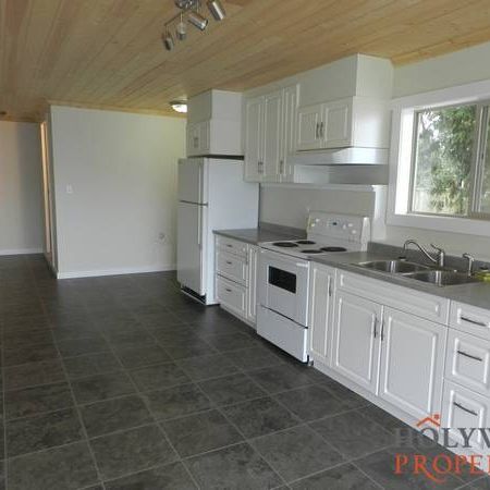 Studio-4902 Laurel Ave *HOLYWELL.CA* - Photo 1