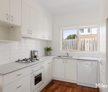 PRIVATE & SUNLIT WITH EASY LIVING! - Photo 6