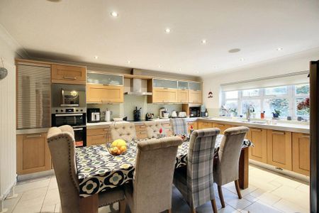 5 bedroom detached house to rent - Photo 2