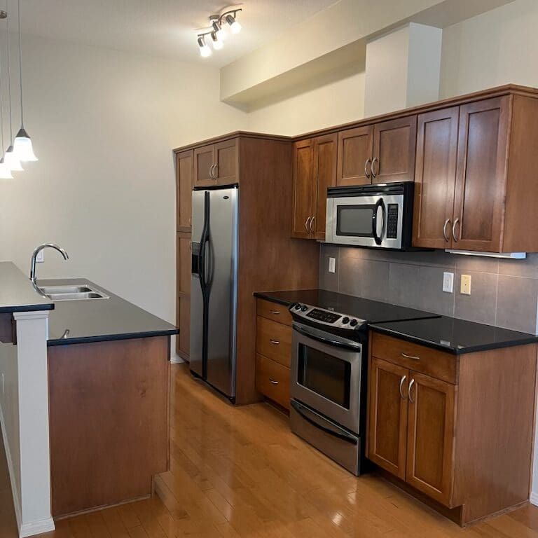Large Downtown – 2 Bed, 2 Bath, 2 parking! - Photo 1