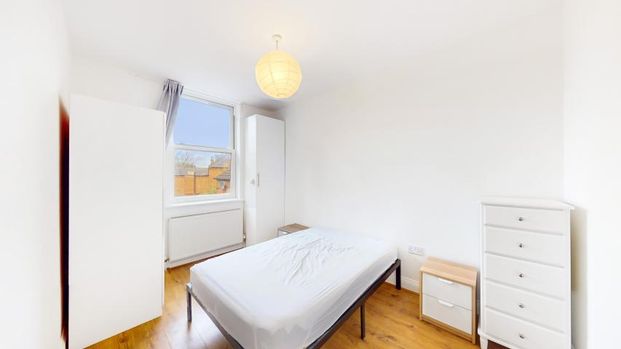 Stunning Fully Renovated Apartment - Photo 1