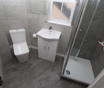 3 bedroom flat to rent - Photo 3