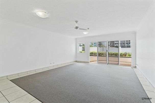 Beachfront Living in Surfers Paradise! - Photo 1