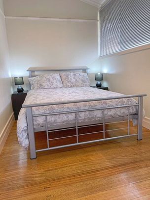 FULLY FURNISHED - Charming Period Home in a Sought-After Bendigo Pocket - Photo 1
