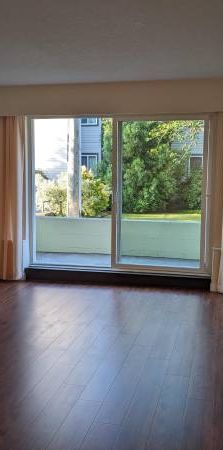 Beautiful and Bright One Bedroom Corner Apartment - Photo 1