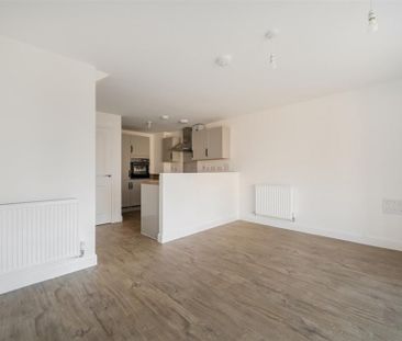 3 bedroom semi-detached house to rent - Photo 2