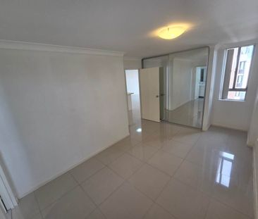 Luxury unit between Westfield & Station - Photo 1