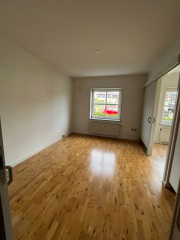 Funktionel lejlighed nær Aalborg Storcenter med lysindfald - Photo 3