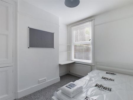 4 bedroom terraced house to rent - Photo 5