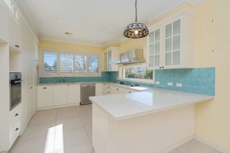 Large Family Home Elevated On Elliott Street - Photo 5