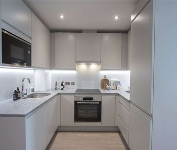 Rent at the iconic Thames Quarter building with super on site ameni... - Photo 2