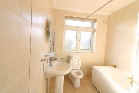 3 bedroom terraced house to rent - Photo 3