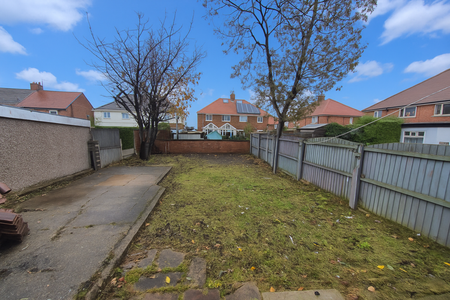 4 bedroom semi-detached house to rent - Photo 2