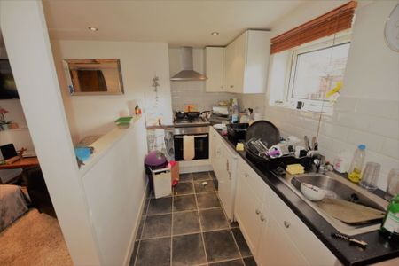 7 bedroom House in & Knowle Road, Leeds - Photo 3