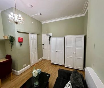 Studio Flat, Castletown Road, W14 - Photo 3