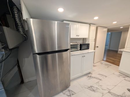 All Inclusive 3 Bedroom Lower unit in Welland! - Photo 5