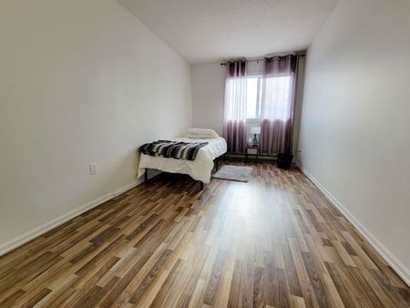 Spacious 3 bed 1 bath condo in the heart of Rutland - Photo 5