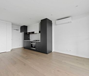 STUNNING MODERN APARTMENT IN AN IDEAL LOCATION - 6 MONTH LEASE ONLY - Photo 5