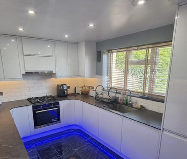 1 bedroom in a house share to rent - Photo 2