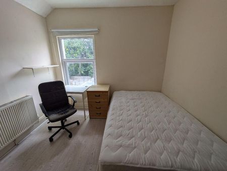 6 bedroom terraced house to rent - Photo 3