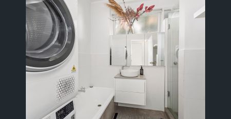 2 Bedroom Furnished Apartment In Beautiful Tree-lined Rockley Road! - Photo 5