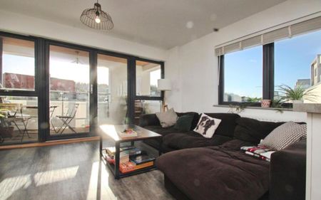 Ocean present this immaculate, light-filled two-bedroom appartment to let in Bristol’s sought-after Paintworks development, featuring an open-plan kitchen/reception with private balcony, en-suite master, second small double/office, two bathrooms, secure allocated parking, and excellent access to the city centre, Temple Meads and local riverside amenities. - Photo 3