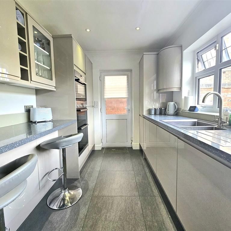 4 bedroom detached house to rent - Photo 1