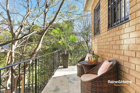 Renovated Parkside apartment - Photo 3