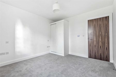 A superb modern apartment situated in attractive Oxted. - Photo 3