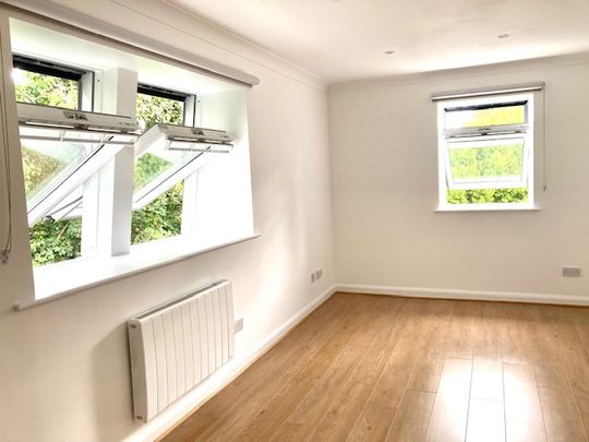 Quiet modern unfurnished one bedroom top floor flat to let – ideally located in Muswell Hill - Photo 1