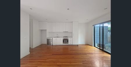 Stylish 2-Bedroom Townhouse in a Prime Oak Park Pocket - Photo 5