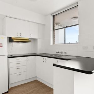 Studio Aparmtent in the Heart of Bondi! - Photo 2