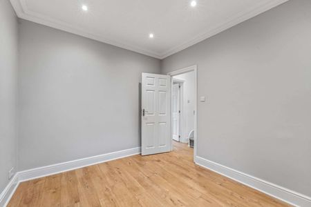 Two-bedroom split-level flat, well located on Camac Road, Twickenham. - Photo 4
