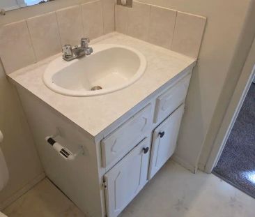 GLENBROOK 3 BEDROOM HOUSE — 3 Bedrooms and 1.5 bathrooms - Photo 1