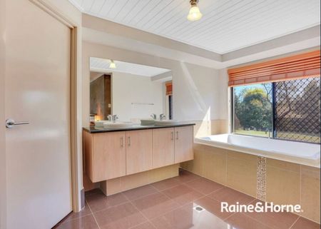 Stylish Acreage family home - Photo 5