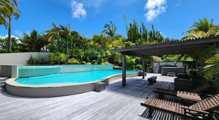 Luxurious Fully Furnished Beachside Home with Stunning Views - Photo 5