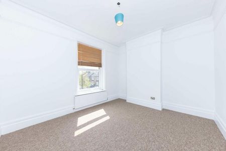 4 bedroom flat to rent - Photo 2