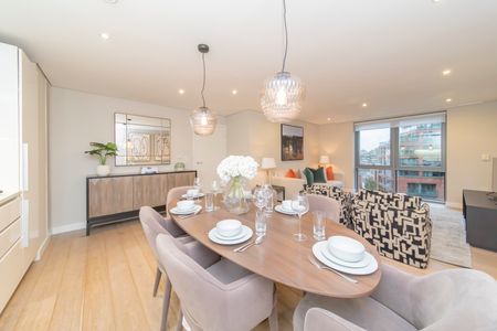 Stylish Three-Bedroom Apartment with Canal Views in Paddington Basin, London W2 - Photo 4