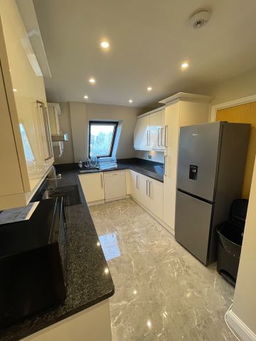 Room in a Shared Flat, Conifer Court, SW19 - Photo 3