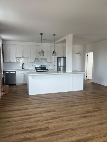 For Lease - 8 Essa Road, Barrie, Ontario - Photo 3