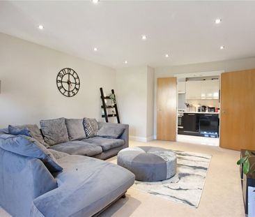 Ember Lane, Esher, Surrey, KT10 flat to rent - Photo 4