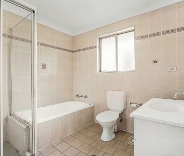 “Close to Amenities, Spacious rooms and lounge !” - Photo 3