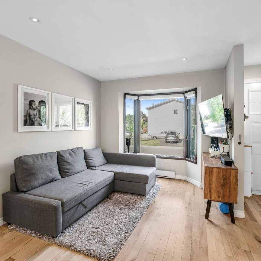 Beautiful 3-Bedroom Townhome for Rent in Sought-After Pointe-Claire. - Photo 1