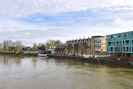 SHORT LET - A beautifully presented two bedroom apartment in a much sought after development with underground parking on the banks of the river Thames. - Photo 4