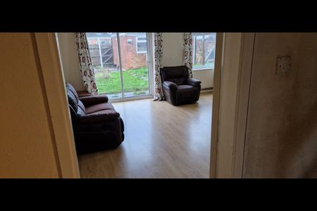 3 Bed Semi-Detached House, William Bristow Road, CV3 - Photo 3