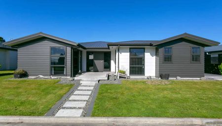 Elegant Supersized Family Home - Photo 5