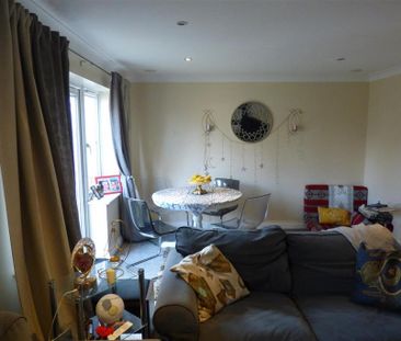 4 bedroom end of terrace house to rent - Photo 2