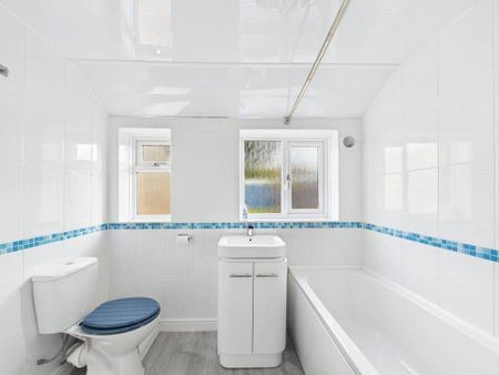 3 bedroom terraced house to rent - Photo 2