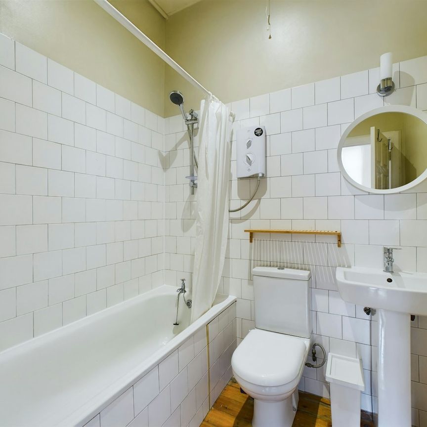 Flat to rent on - Photo 1