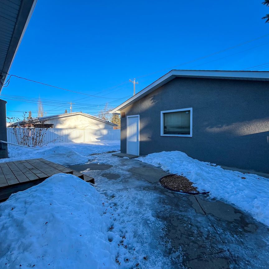 3 Bedroom Main Suite With Garage Parking In Lynnwood | Fully Renovated - Photo 1